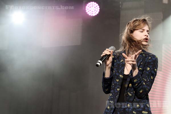 CHRISTINE AND THE QUEENS - 2013-07-20 - PARIS - Parvis de l'Hotel de Ville - 